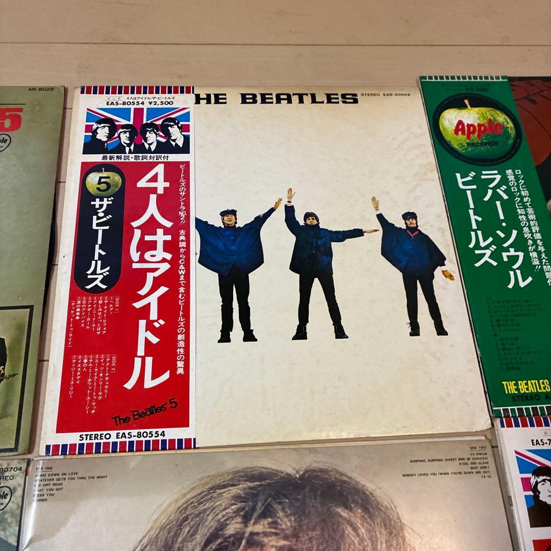 ビートルズの11枚のレコードと別のレコード一枚のセット