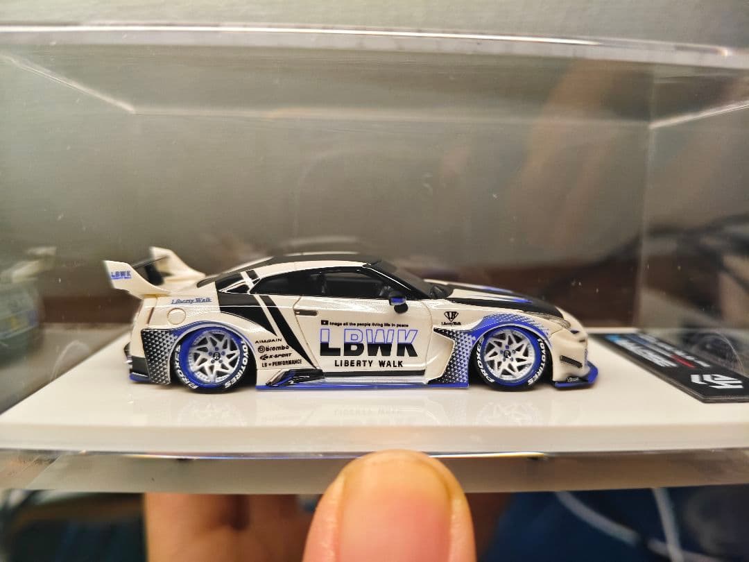 LBWK Nissan GT-R ミニカー 1/64