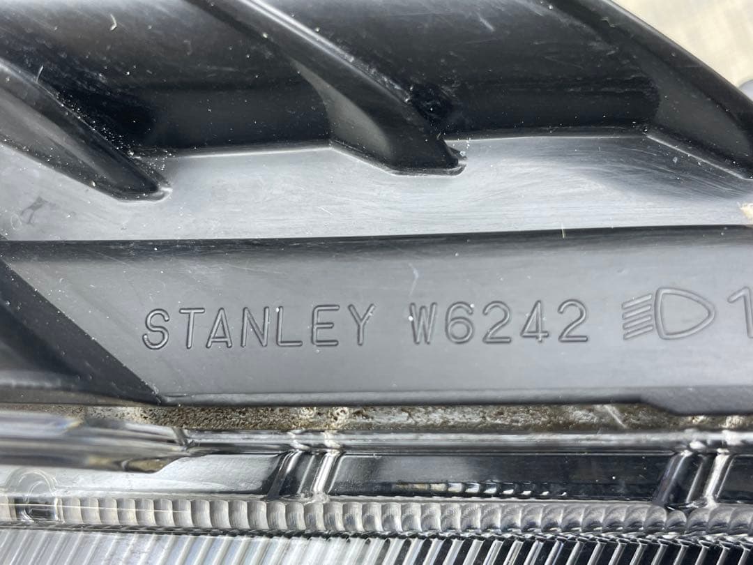 トヨタ ルーミー カスタム M900A 右LEDライトSTANLEY W6242
