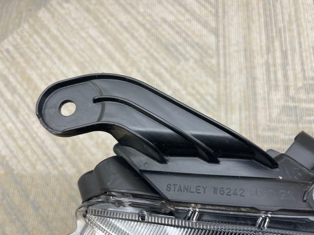 トヨタ ルーミー カスタム M900A 右LEDライトSTANLEY W6242