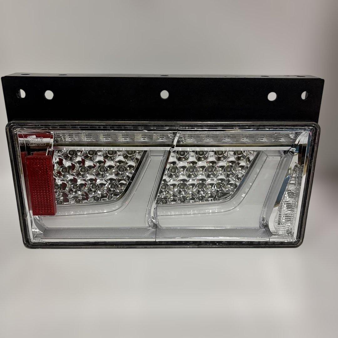 NO30 小糸 トラック用 4t 10t シーケンシャル　クリア（運転席側）右