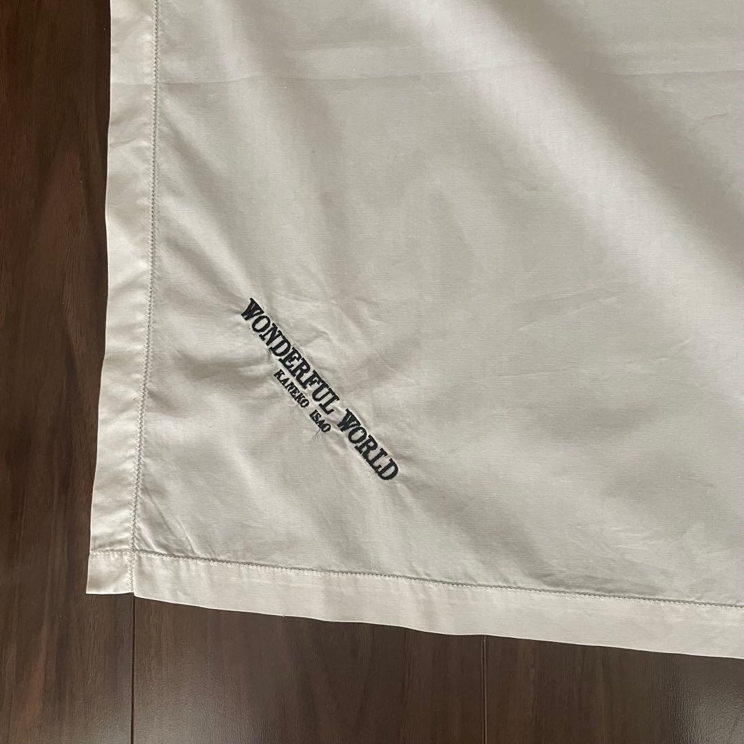 ワンダフルワールド　モノトーンエプロンとロゴ刺繍スカーフ