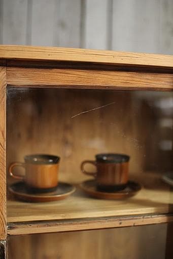 古い小ぶりな木枠のガラス戸棚　引き出し2杯　食器棚　水屋　キャビネット　古家具