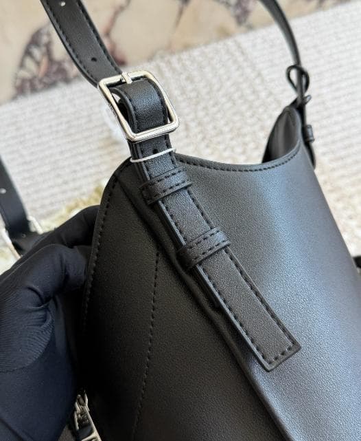 新品LOЁWE ブラック ショルダーバッグ