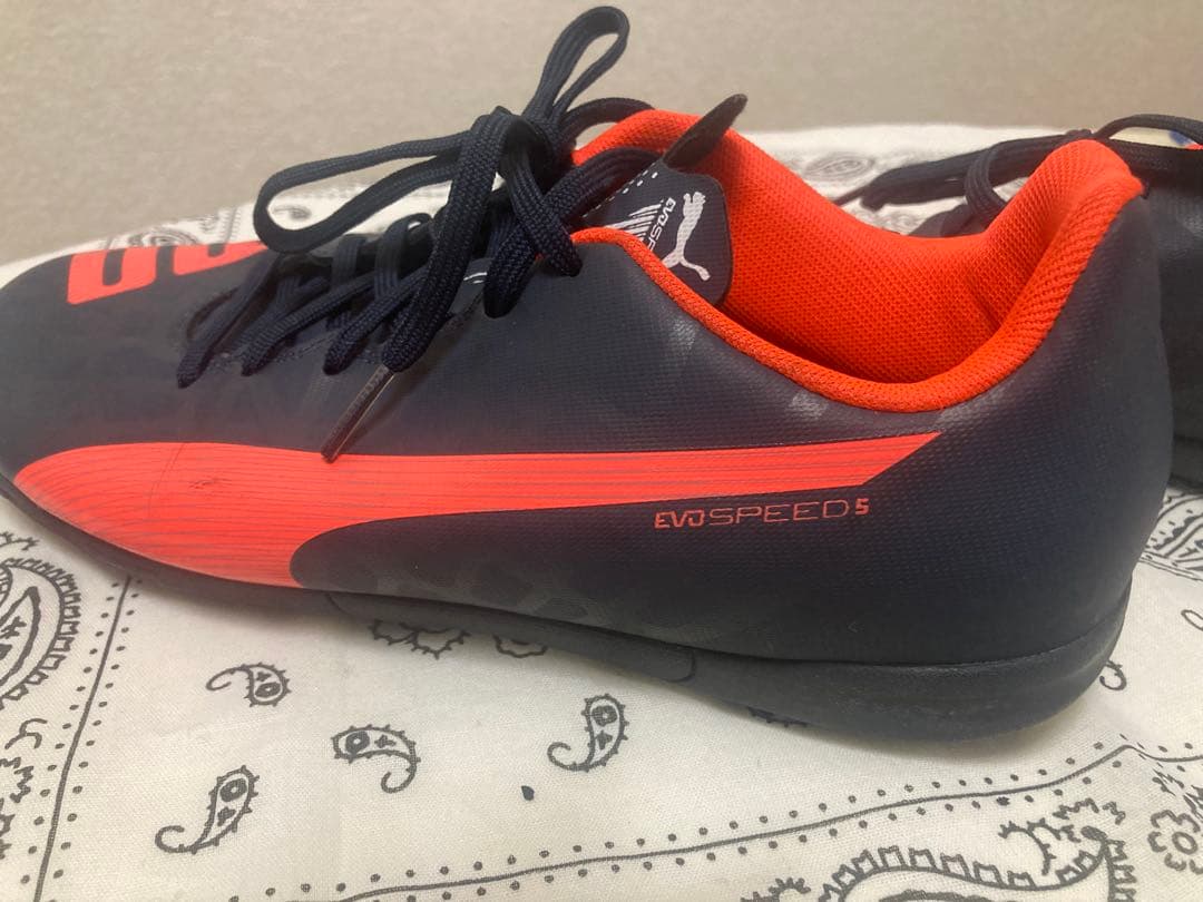 【未使用】26〜26.5cmPUMA EVO SPEED 5フットサルシューズ