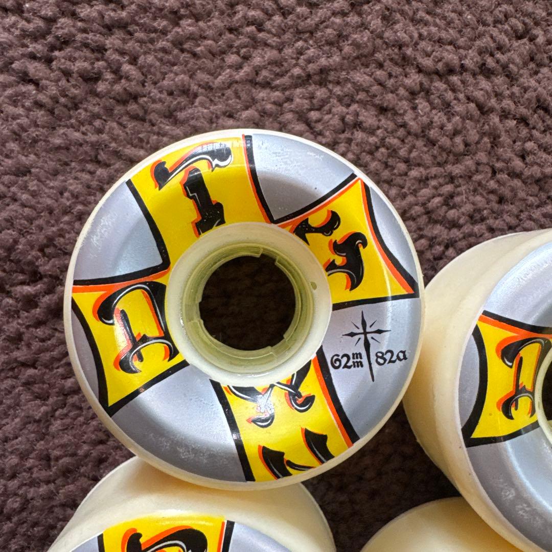 DOGTOWNドックタウンスケボーウィール62mm 82A 4個セットUSA