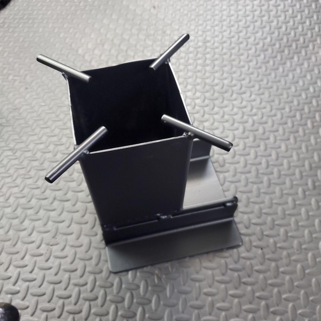 コンパクトハンドメイドのロケットストーブ