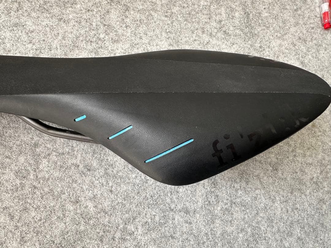 fi'zi:k フィジーク　Arione R5サドル
