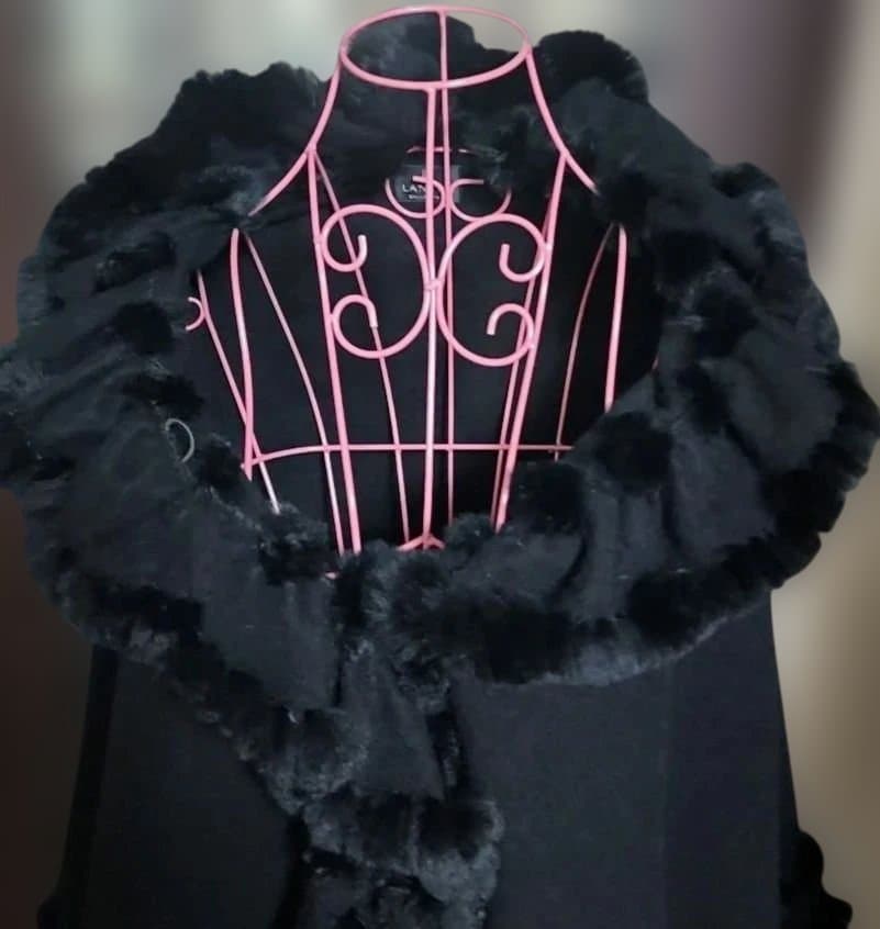 振り袖にも。ランバン　LANVIN 黒いフリル付きファーケープ
