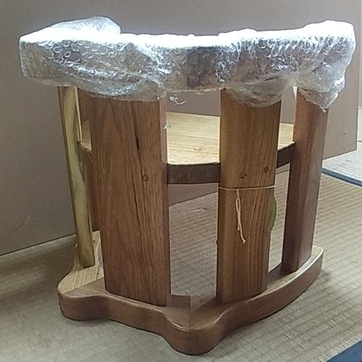 手作り木製。乳幼児から6才まで。両面の子供用椅子。