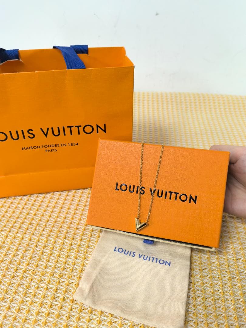 ゴールドVロゴネックレス上品おしゃれエレガントクラシックLOUISVUITTON