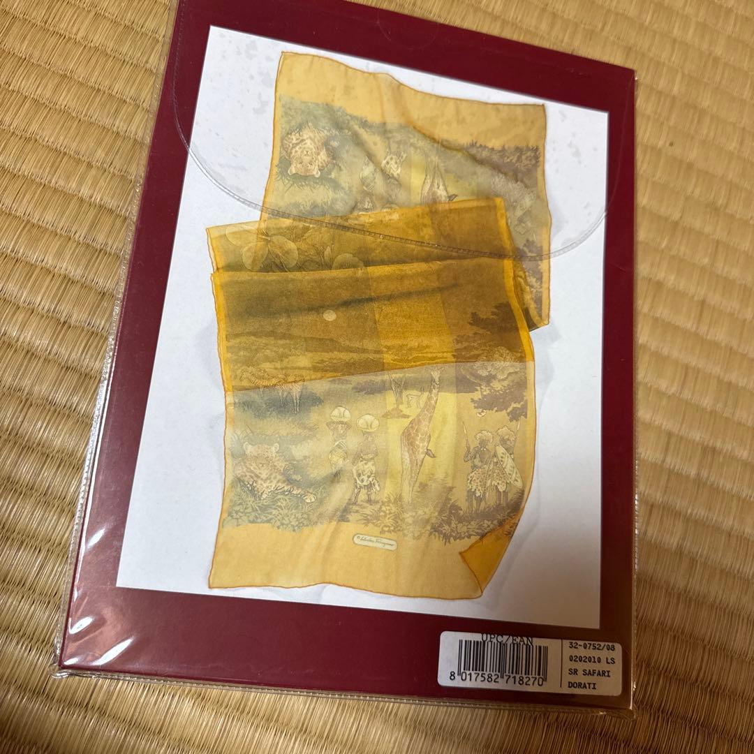 新品未開封　Salvatore Ferragamo シルクスカーフ