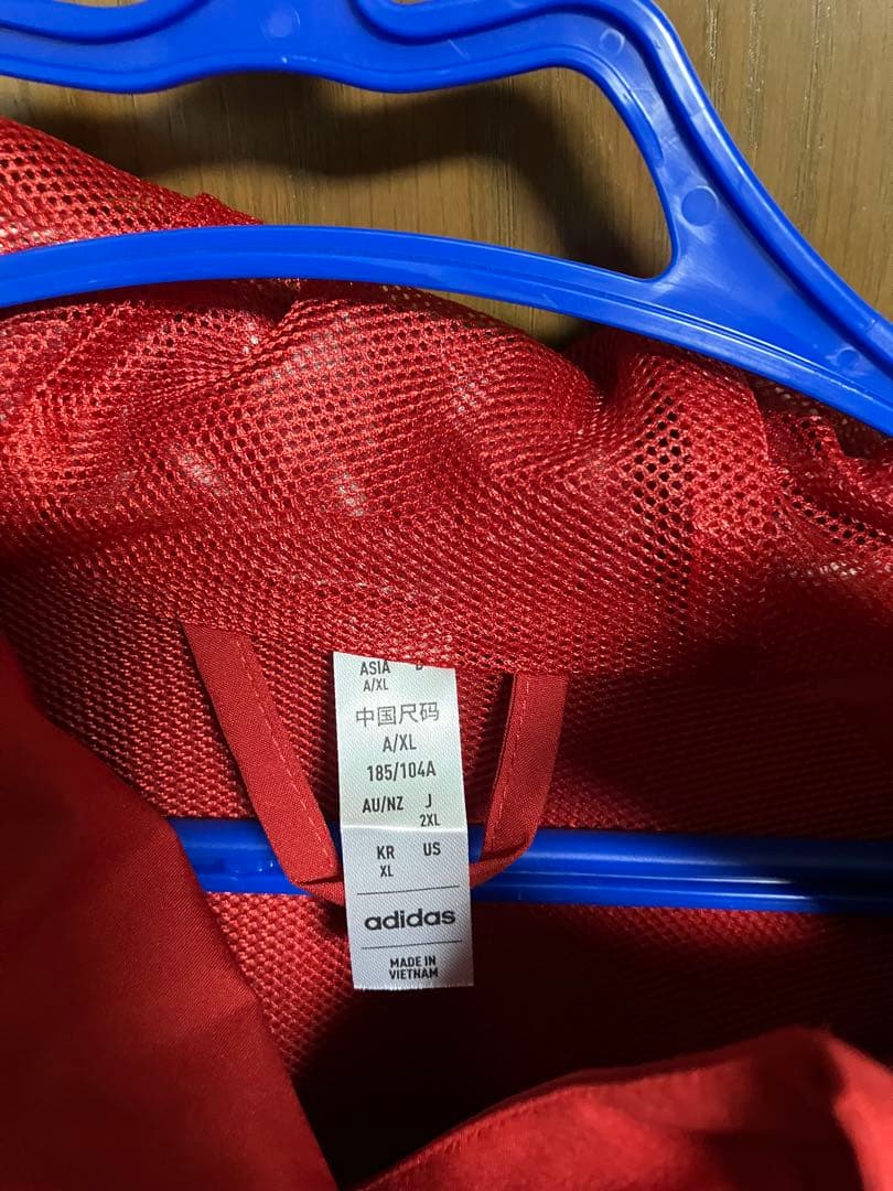 【新品】adidas 赤 ナイロン ウィンドブレーカー フード付き