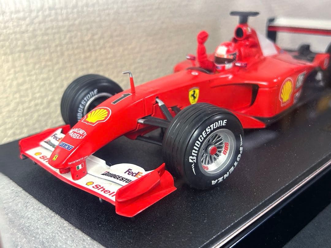 Hotwheels1/18フェラーリ2001ワールドチャンピオンM.シューマッハ