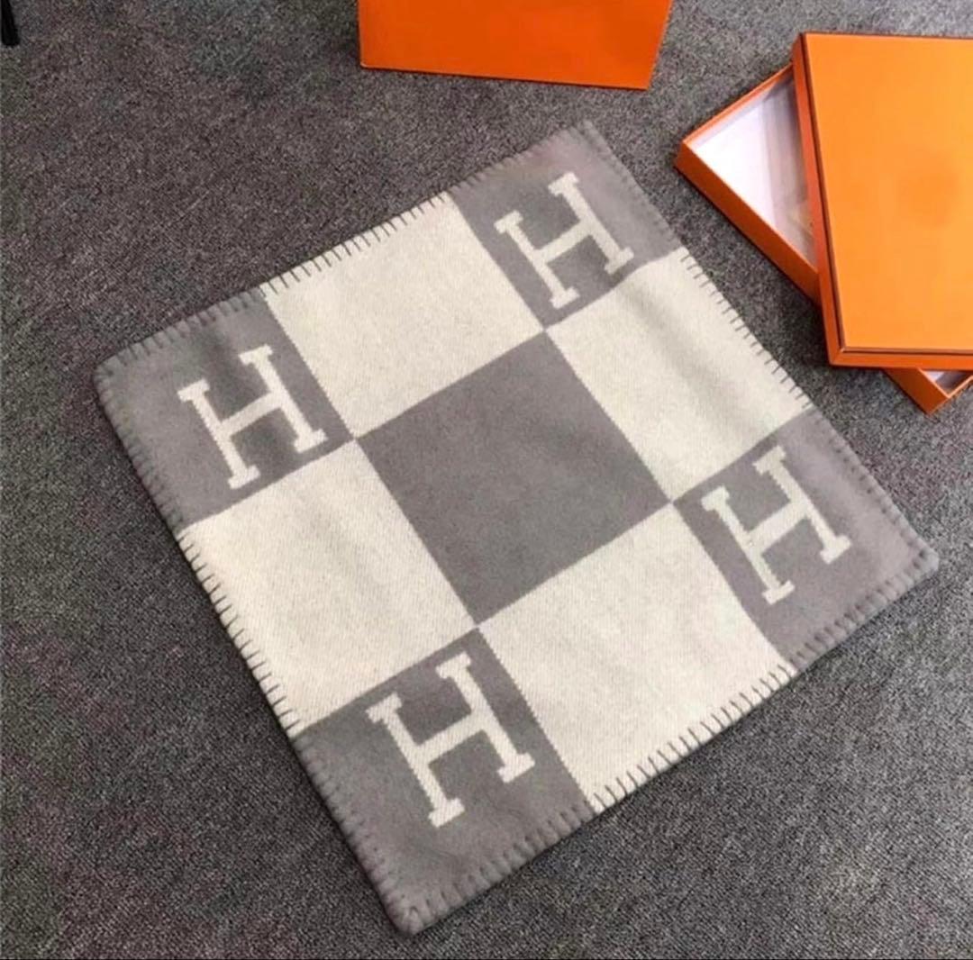 「新品」Hロゴ入り クッションカバー 45×45 ウール素材で高級感 グレー