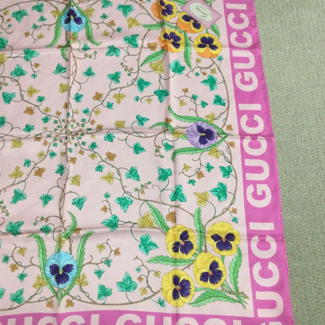新品！未使用！グッチGUCCIスカーフ　85×85 華やかな花柄　シルク　差し色