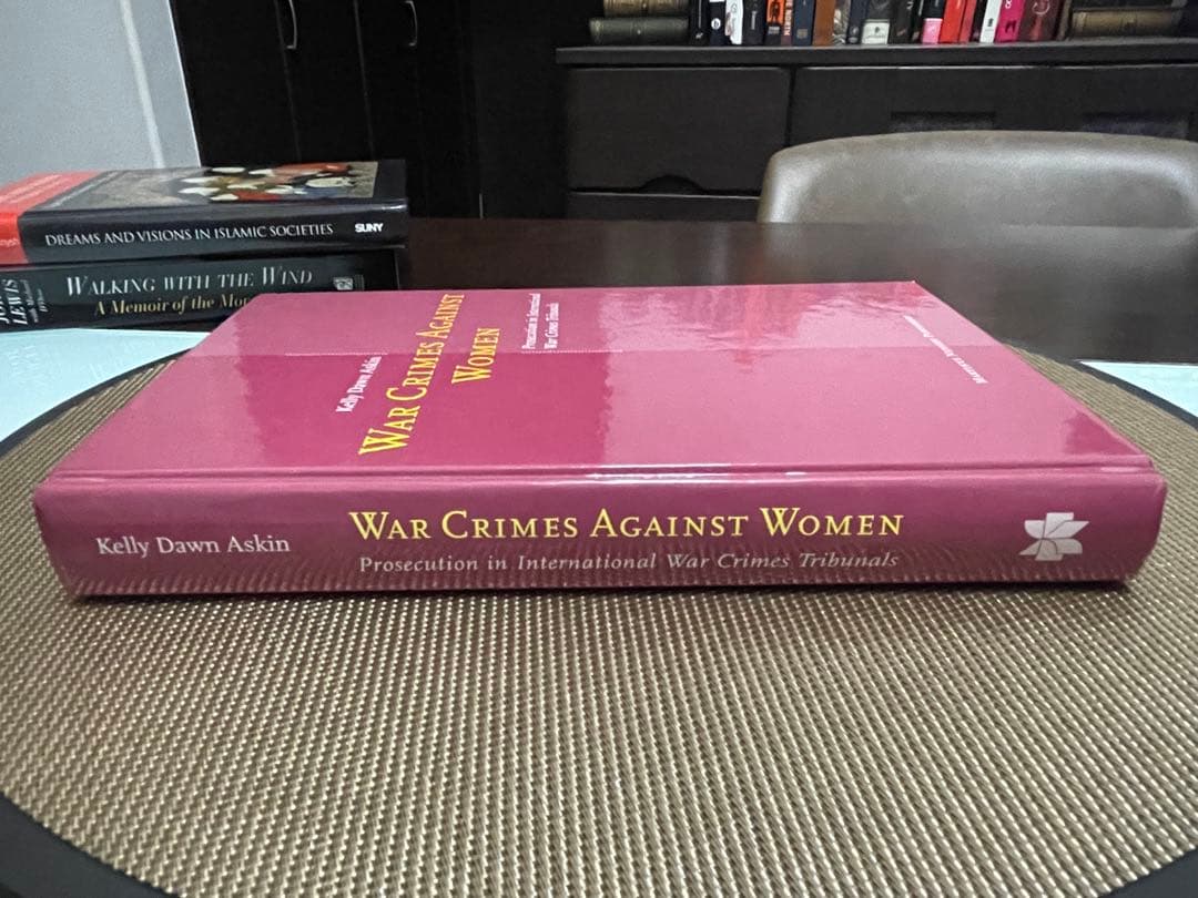 洋書 War Crimes Against Women Kelly Dawn Aski