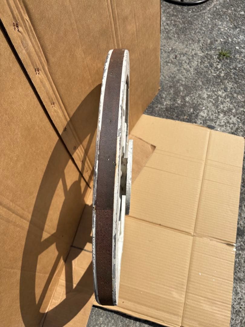 アンティークな白いペンキのはげた（ガーテン）木製車輪ガーデンオブジェオーナメント