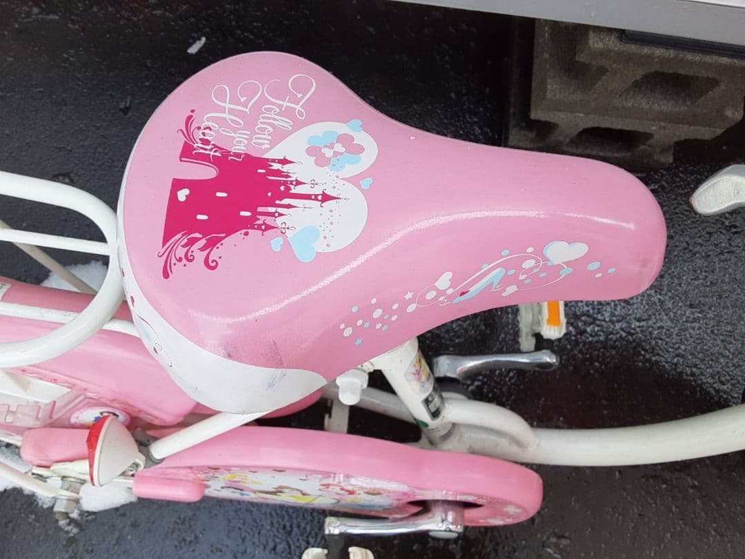 ピンクの幼児用自転車 キャラクター付き