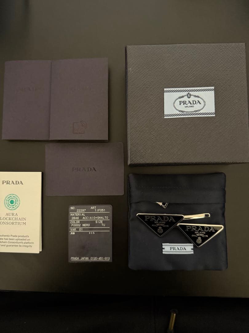 PRADA シルバートライアングル メタルヘアピン
