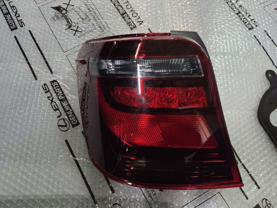 トヨタ　カローラアクシオハイブリッド　NKE165　左LED テールランプ