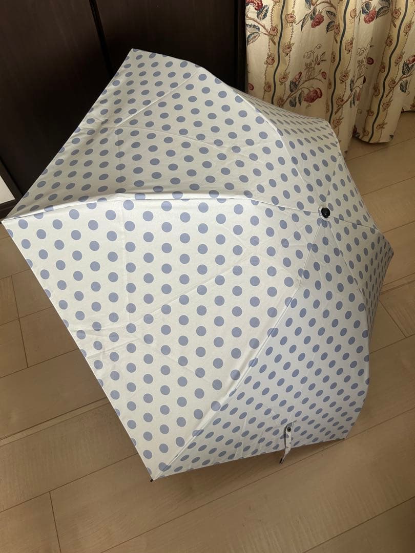サンバリア100水玉模様 折りたたみ日傘 専用カバー付き