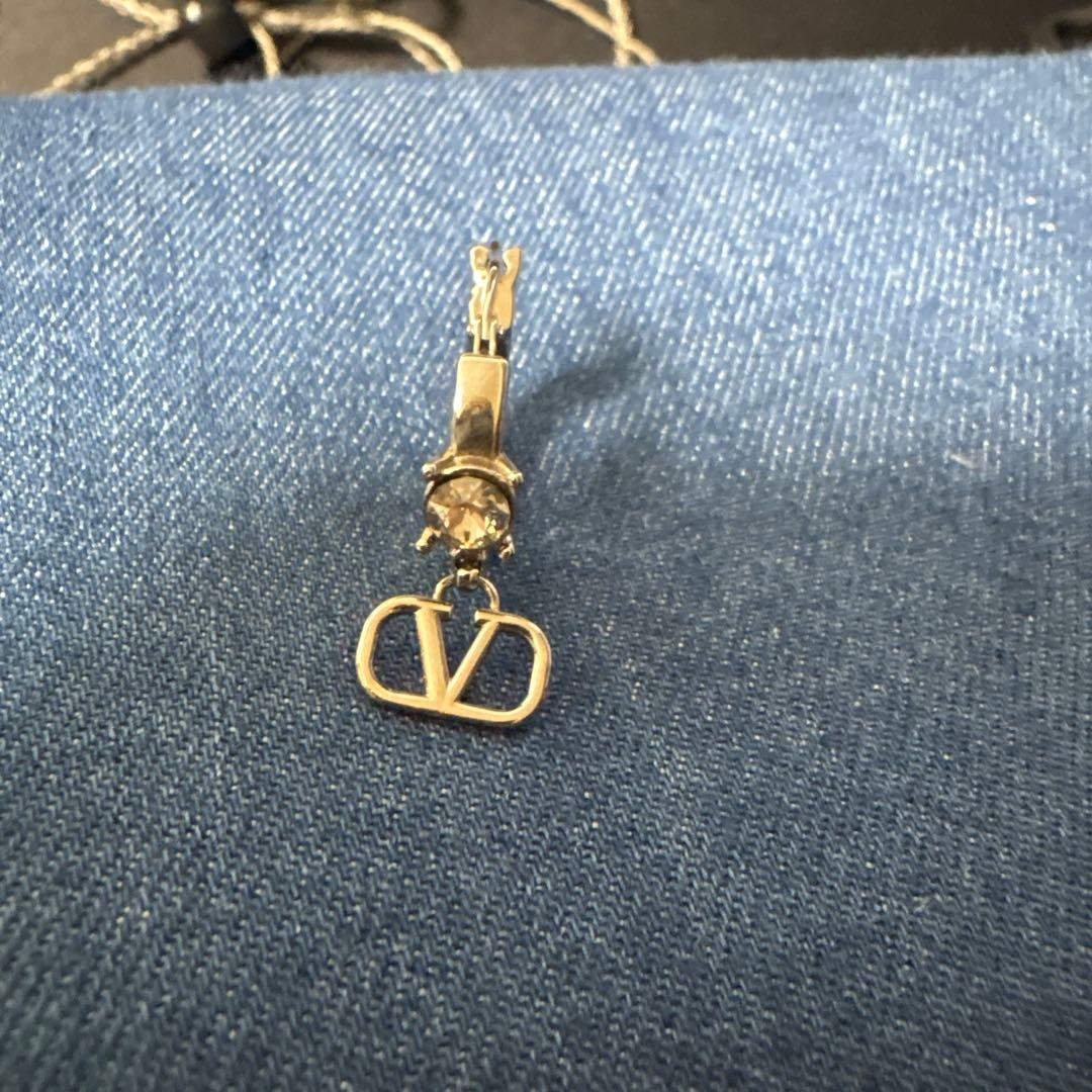 VALENTINO 片耳V字ロゴ付きシルバーフープピアス