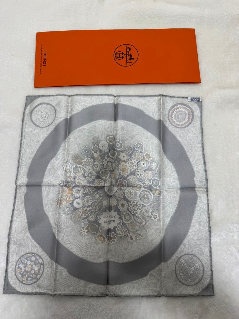 HERMÈS Sulfur's シルクスカーフ グレー系 カレ45