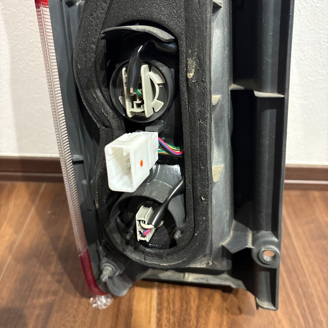ハイエース　右側　テールランプ　純正