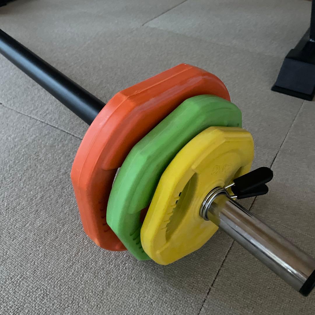 バーベルセットとトレーニングベンチ