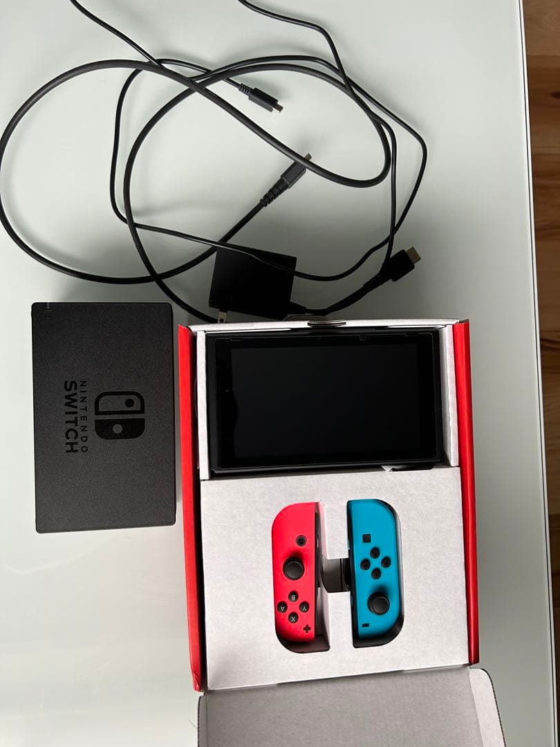 SWITCH本体+充電器 保護フィルム付（ほぼ未使用）