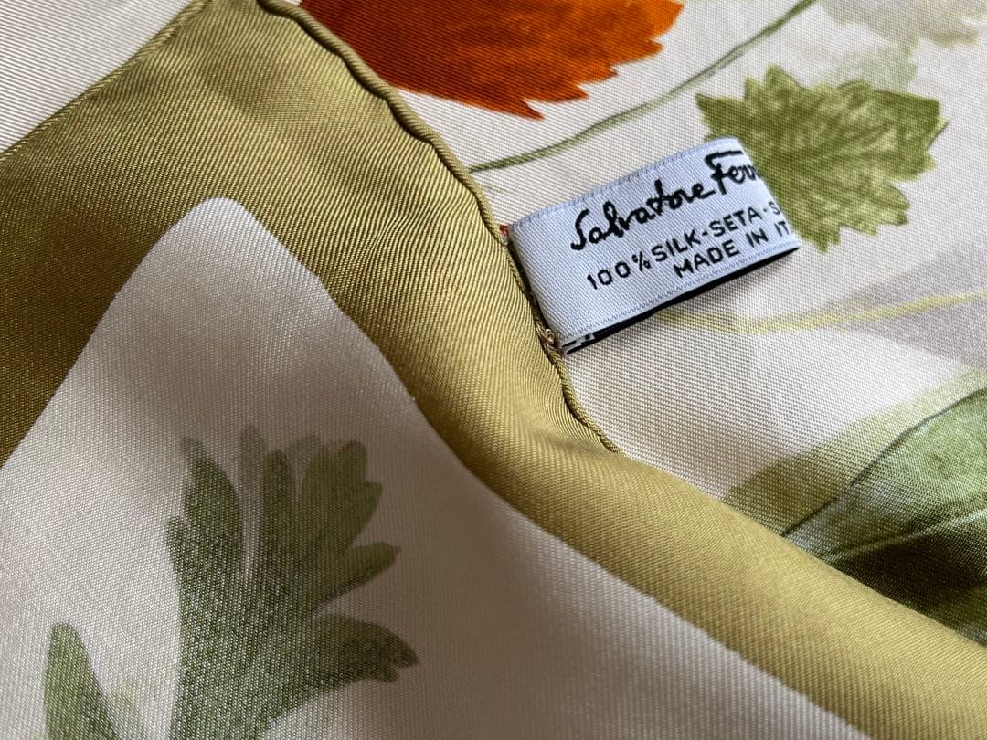 Salvatore Ferragamo フェラガモ　シルクスカーフ　65cm