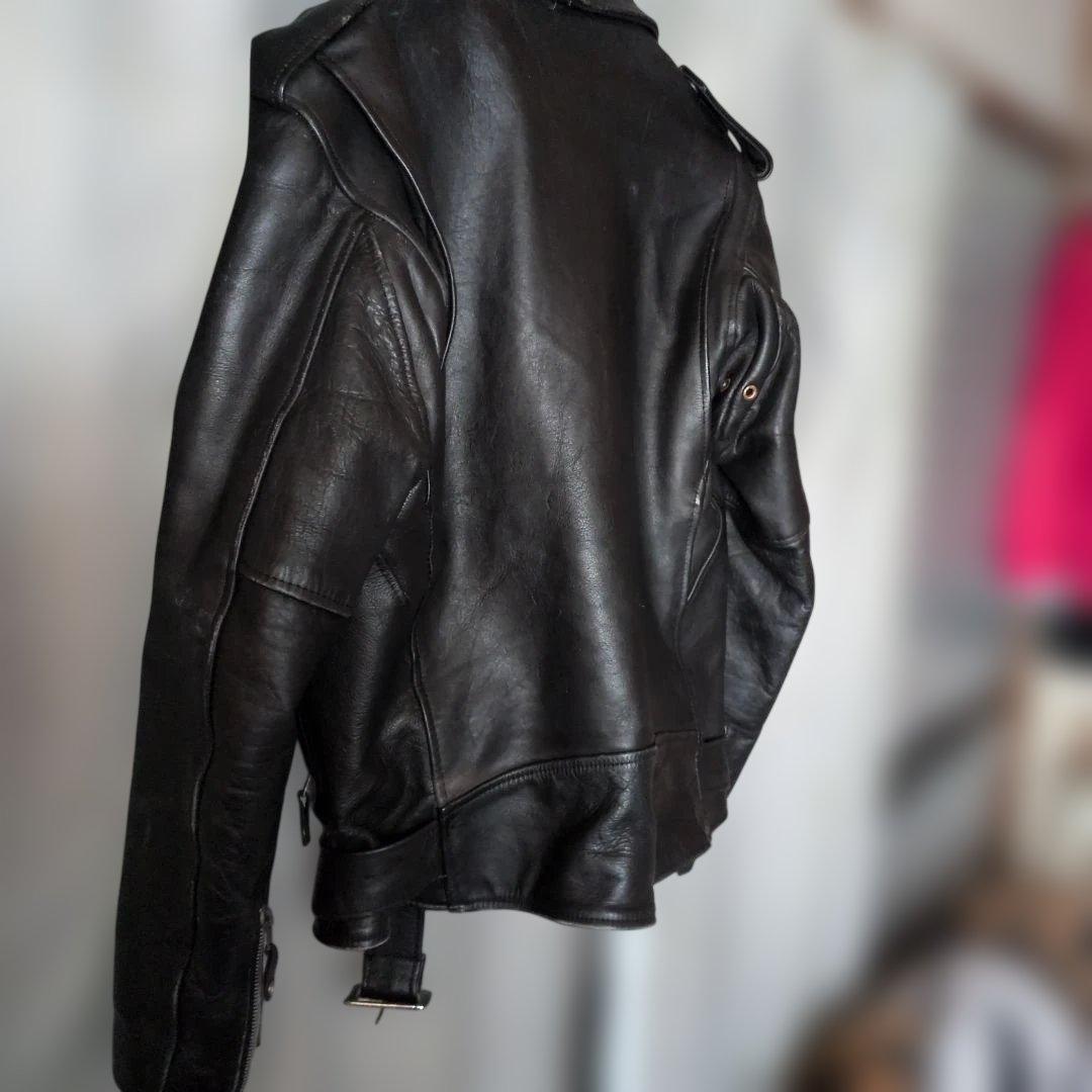 黒のダブルライダースジャケット