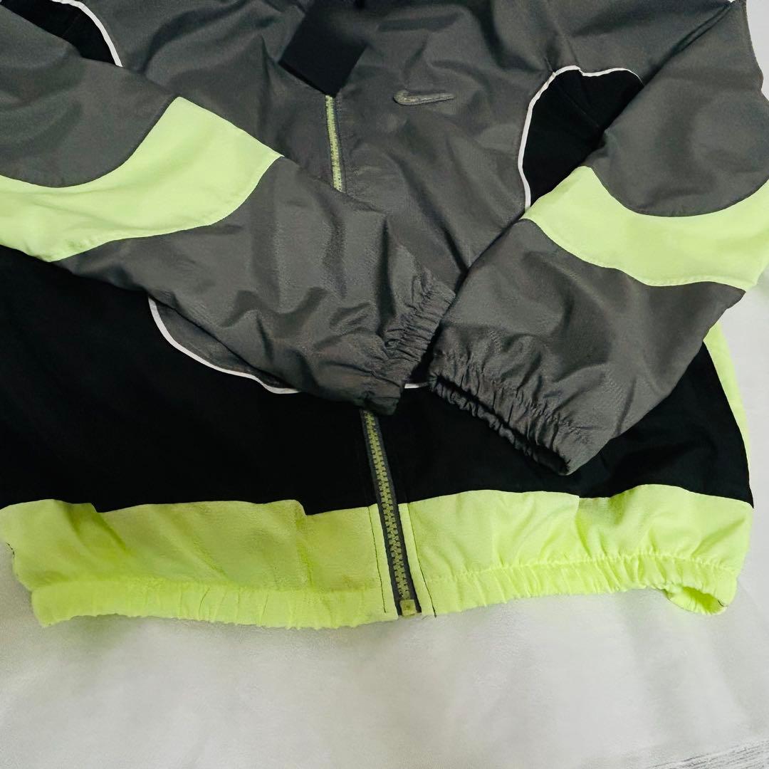 NIKE 多様なシチュエーションで映えるウォームアップジャケット新品同様下札付