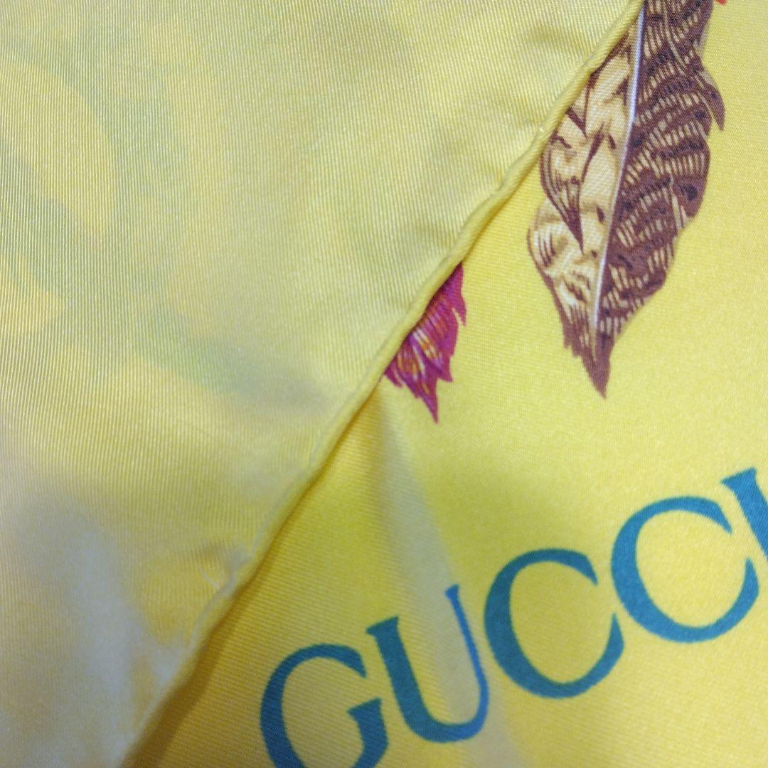 GUCCI グッチ　カラフル羽根のモチーフ　イタリア製 シルクスカーフ　黄色