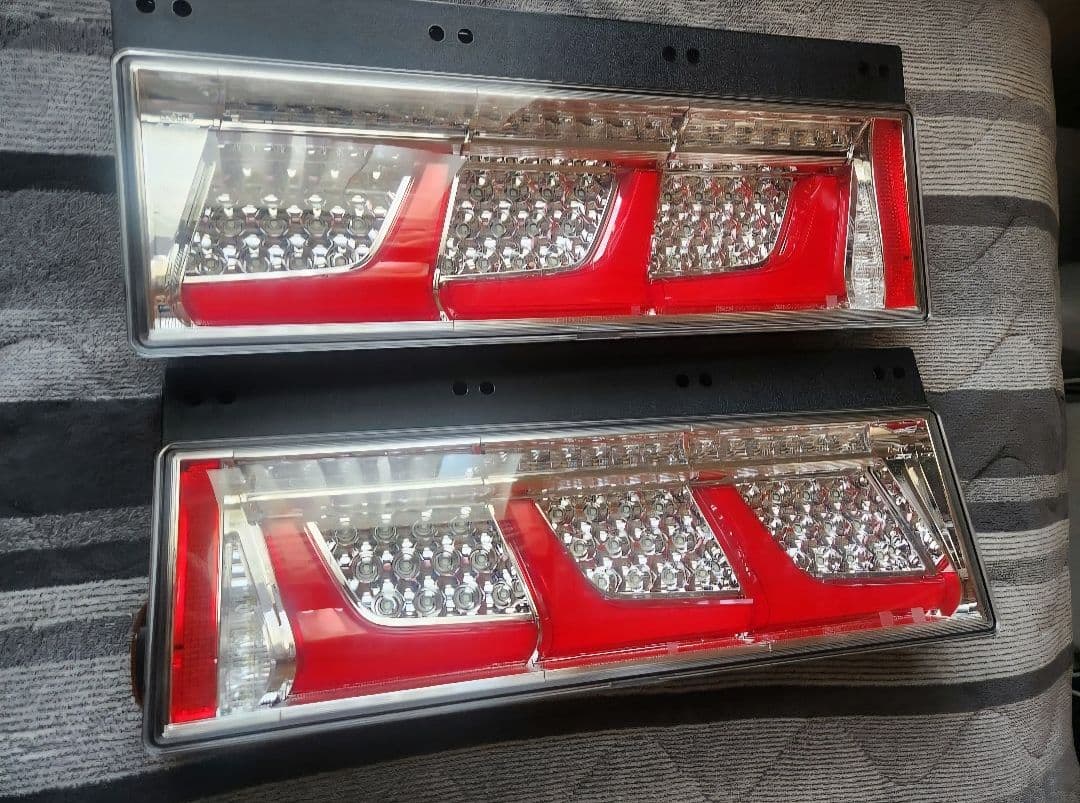 新品 テールランプ3連レッドシーケンシャル LEDRCL-24RS/24LS