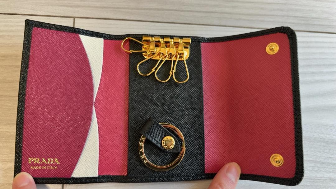 【超美品】プラダ PRADA キーケース ブラック サフィアーノ レザー 4連