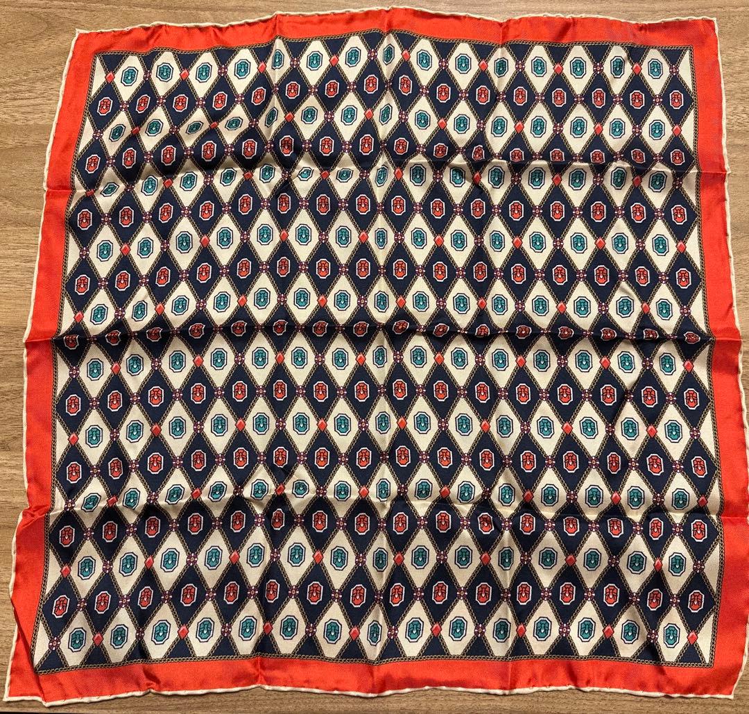 GUCCI グッチ スカーフ シルク レトロ柄