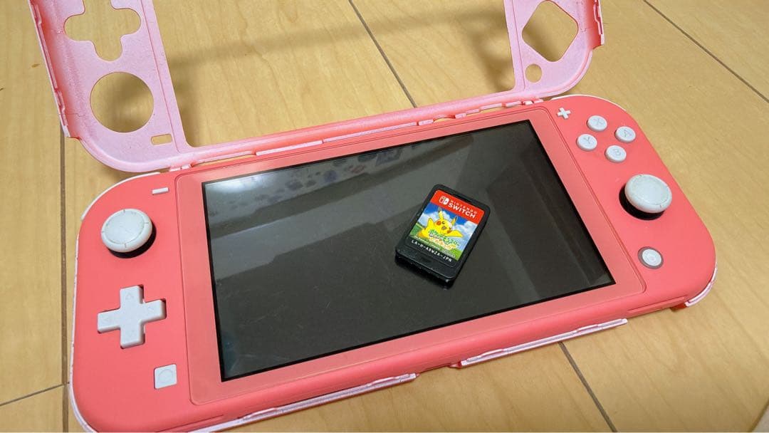 Nintendo Switch ライト　コーラルピンク　レッツゴーピカチュウ付き