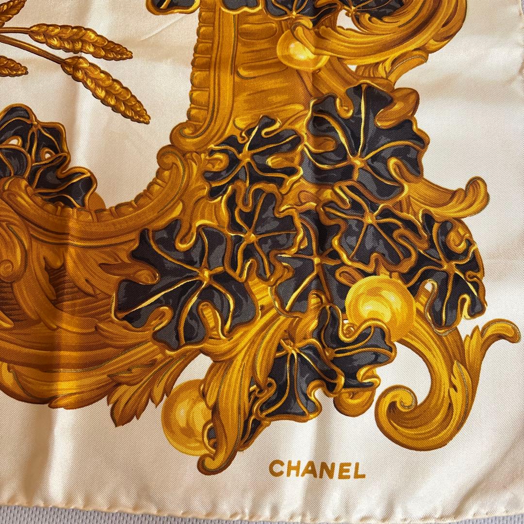 CHANEL シャネル　シルクスカーフ白系×ゴールド×ブラック