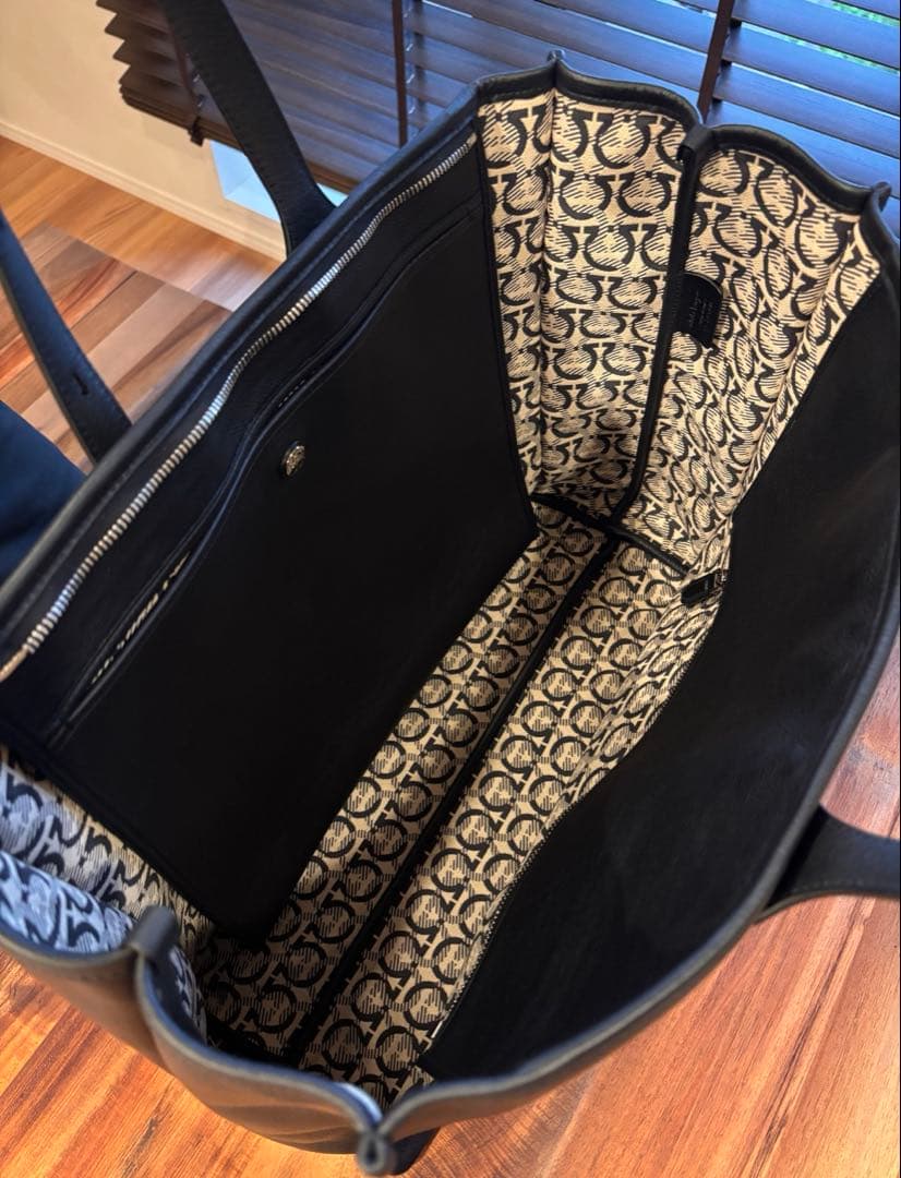 【値下げ】Salvatore Ferragamo 1927 ブラックトートバッグ