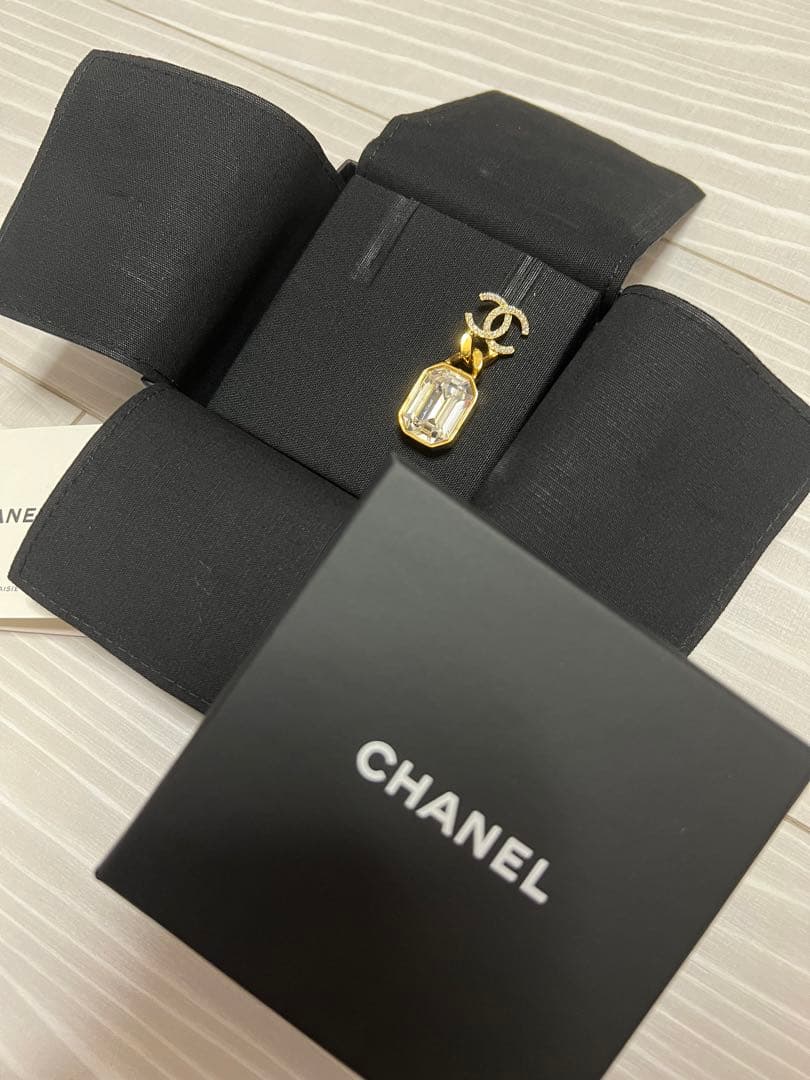 シャネル　ピアス　CHANEL 片耳 箱　ココマーク　クリスタル