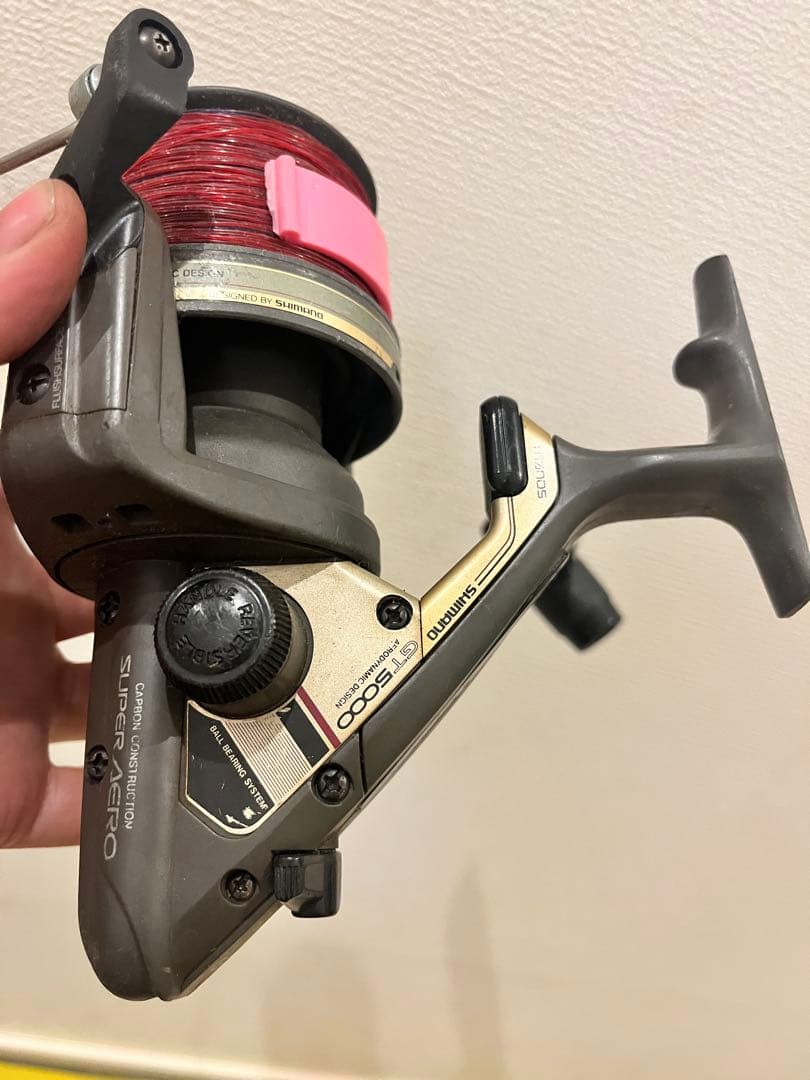 スピニングリール 赤いライン付き