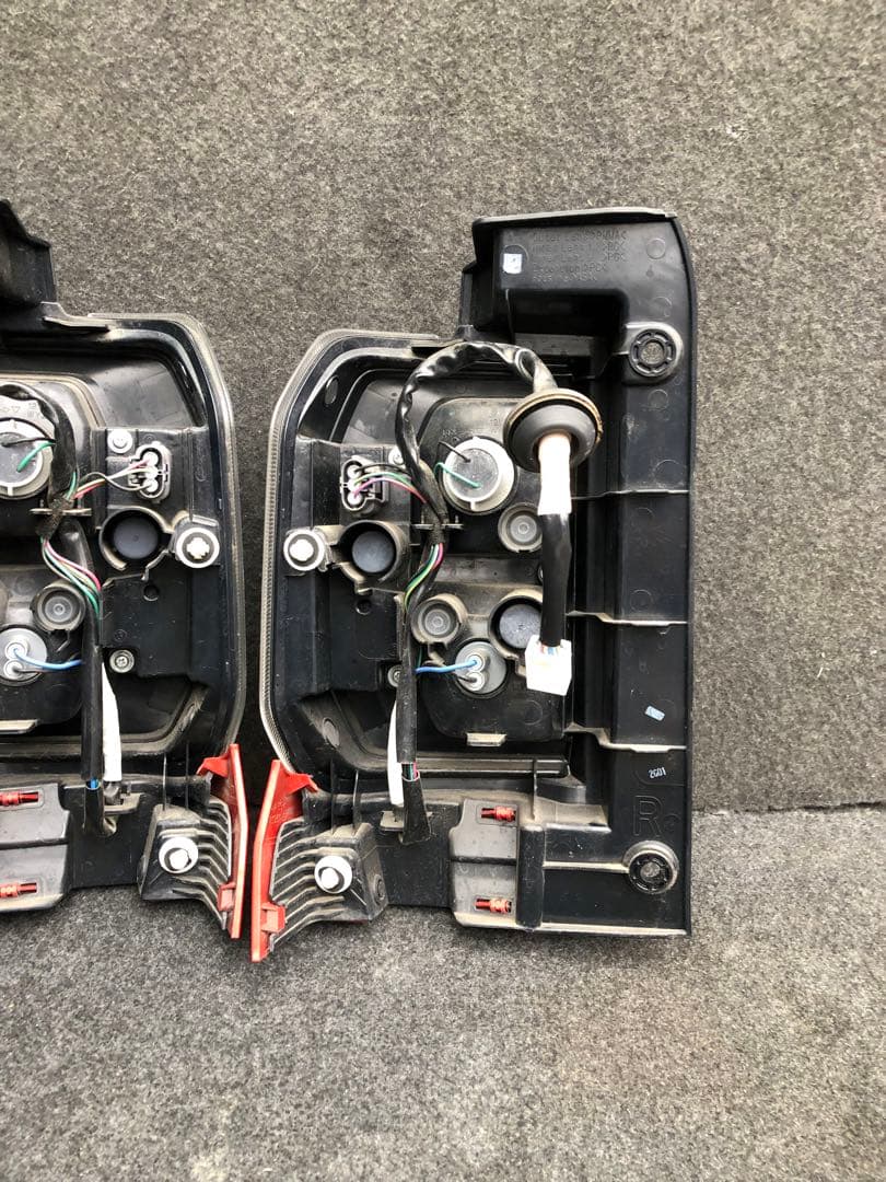 タフトダイハツ 6BA-LA900S テールライト 左右 テールランプ
