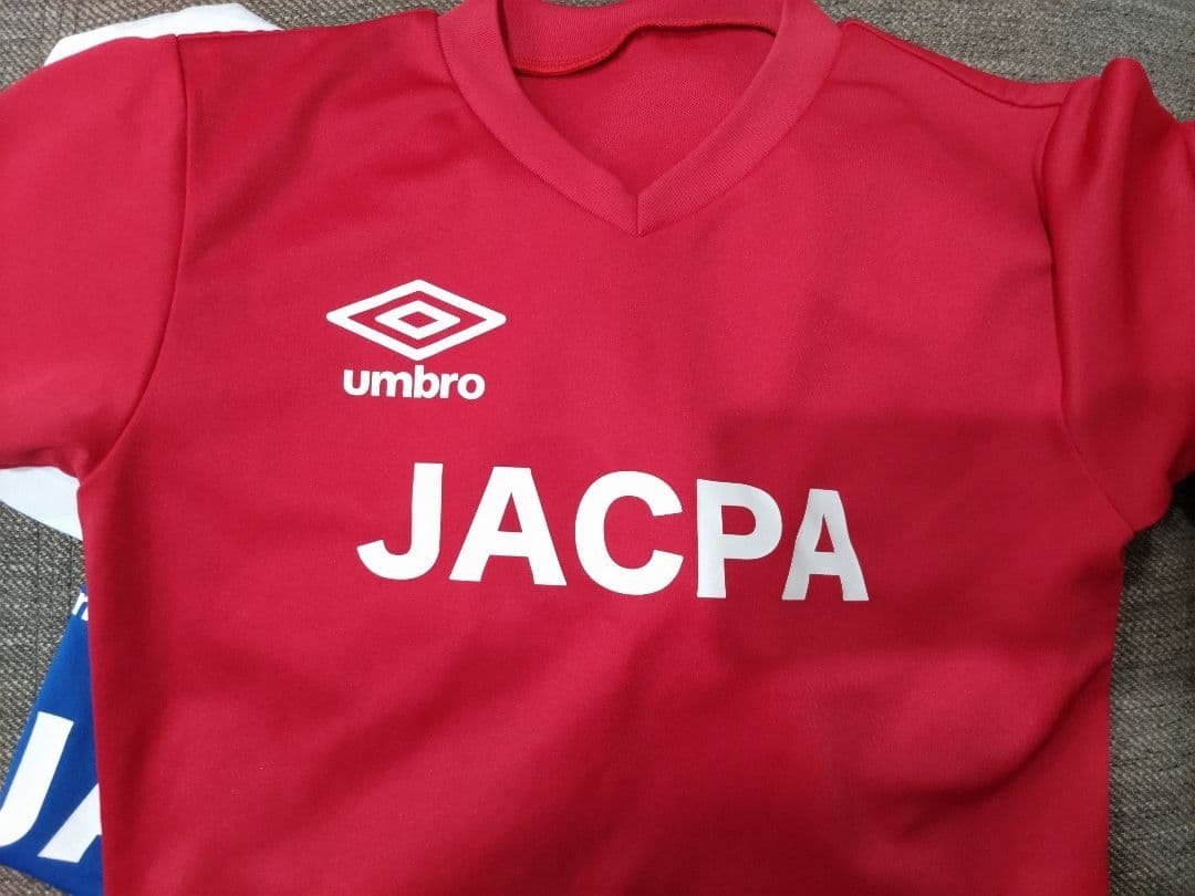 umbro JACPA サッカー　赤　青　白パンツ、緑サッカーシャツ、ジャクパ