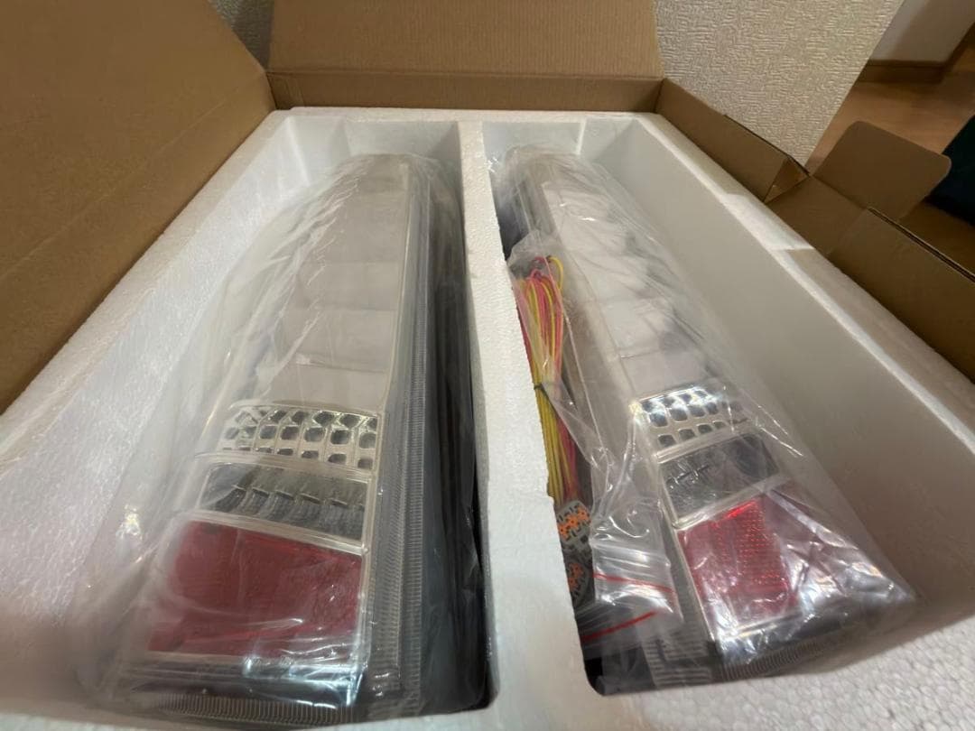 VALENTI LEDテールランプ NV350 TN350NVU-CC-1