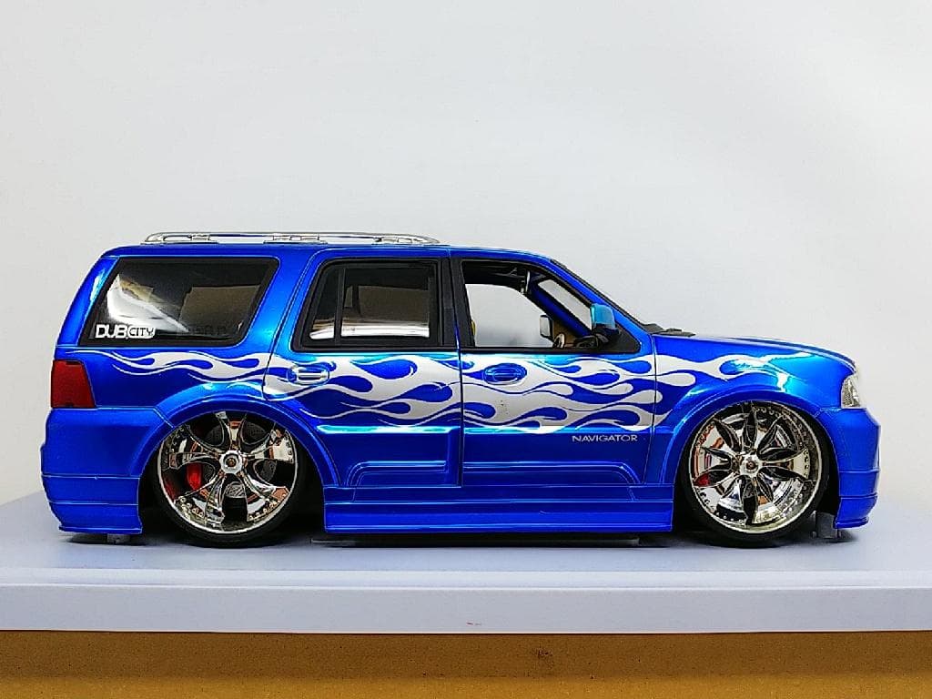 ジャダトイズ 1/18 リンカーン ナビゲーター ブルー ダイキャストモデルカー
