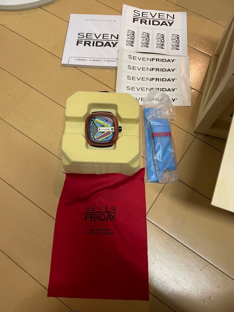 SEVENFRIDAY セブンフライデー　マルチカラー 時計