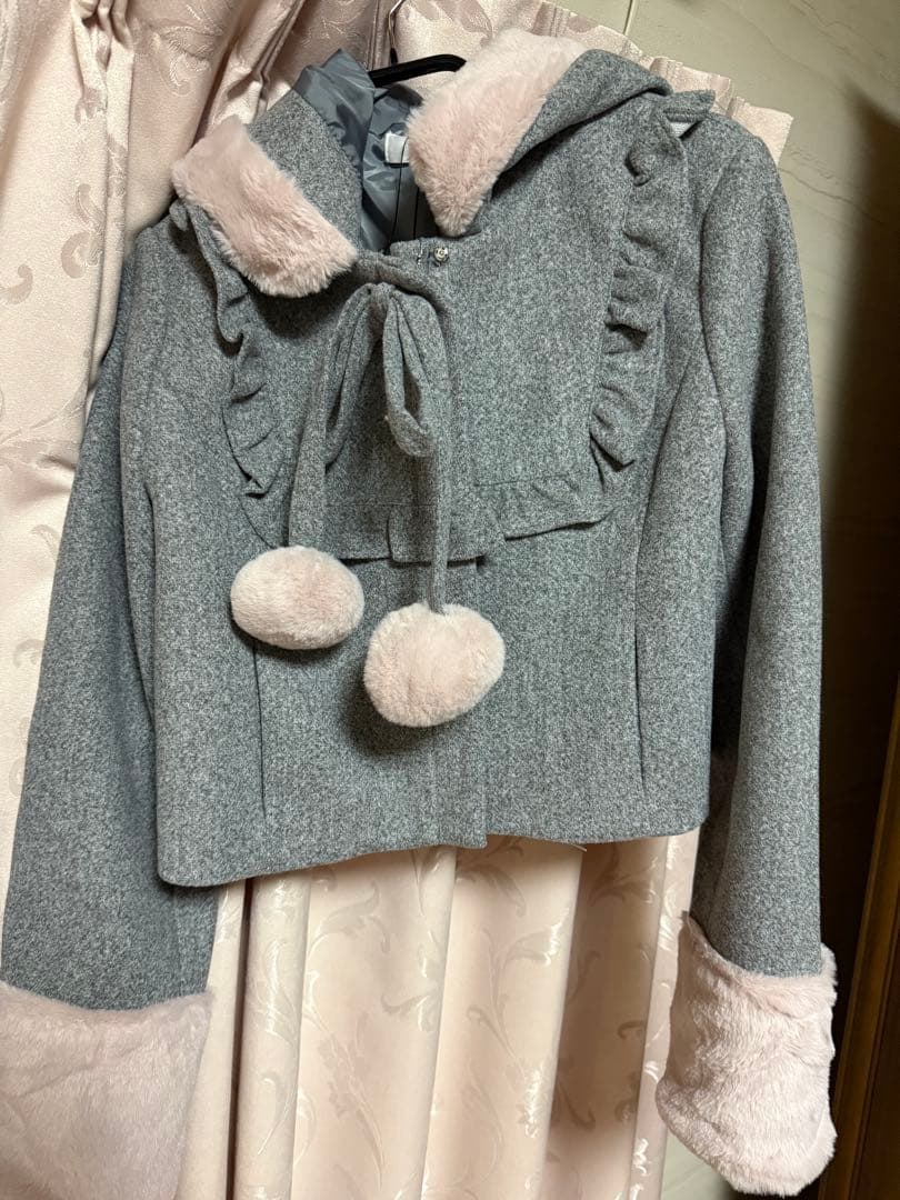 pium ファーリボンヨークフリルショートコート グレー