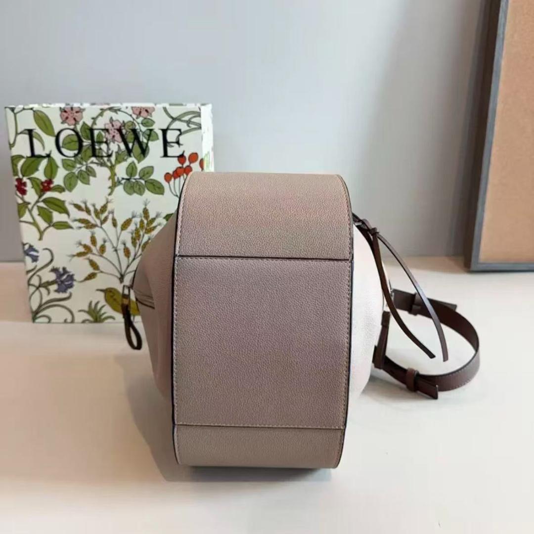 希少 L✨O✨E✨W✨E ベージュレザーショルダーバッグ